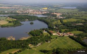 Krajina v CHKO Třeboňsko se vyznačuje pestrostí stanovišť - rybníky se střídají s loukami, lesy a rašeliništi