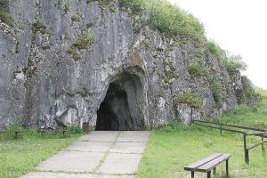 Vstupní portál jeskyně Balcarka je významnou paleontologickou a archeologickou lokalitou