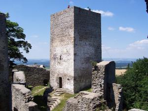 Západní jádro hradu s větší věží