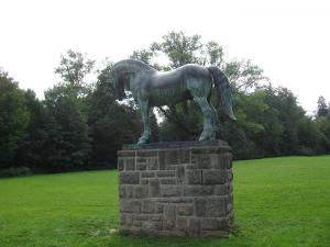 Socha koně v zámeckém parku