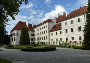 Součástí městské památkové rezervace je rozsáhlý renesanční zámek 