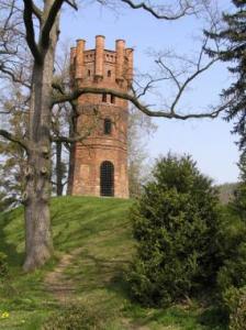 Typickou součástí anglického parku jsou romantické stavby (zde rozhledna Červená věž)