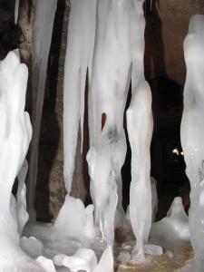 V zimě se ve štole tvoří ledová výzdoba