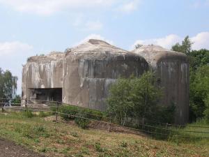 Také pěchotní srub Jeřáb byl postaven na strategickém místě s výhledem do údolí Metuje