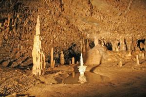 Sošůvské jeskyně – Brouškova pohádková síň se stalagmitem Svícen 