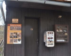Informační cedule o netopýrech obývajících hrad Točník je k vidění na budově pokladny