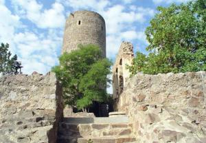 Starším z obou hradů je Žebrák, který v roce 1532 vyhořel